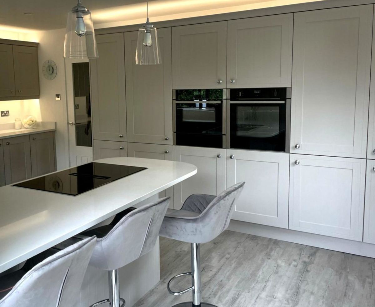 Cashmere shaker kitchen installation Essex - Traditional shaker style kitchen with quartz worktops and modern appliances