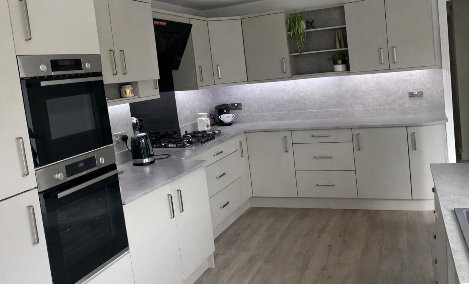Cashmere slab kitchen installation Essex - Contemporary slab-door kitchen with grey stone worktops