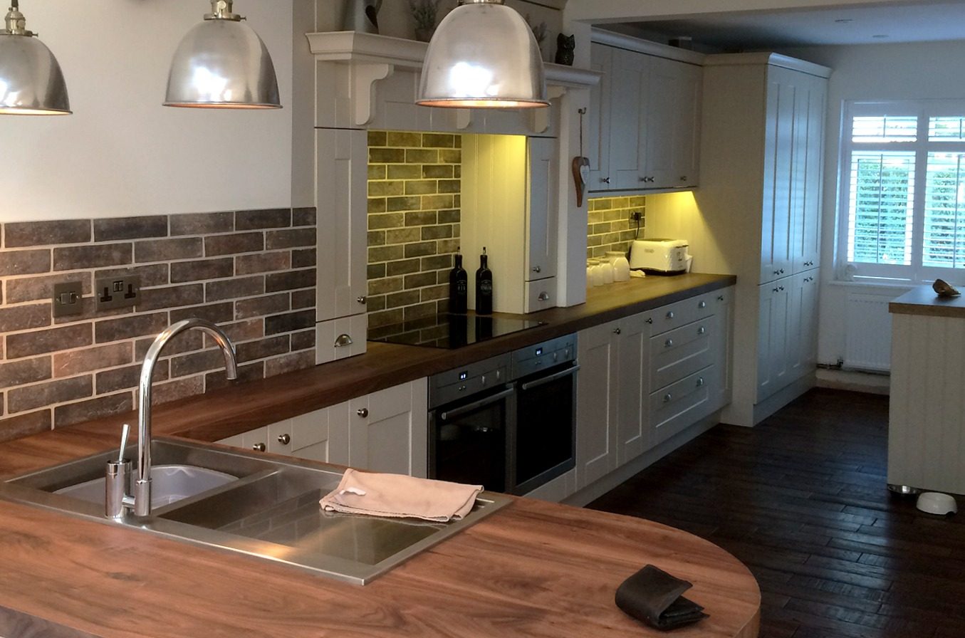 Cream shaker kitchen with wood worktops - Classic cream shaker kitchen installation with wooden worktops