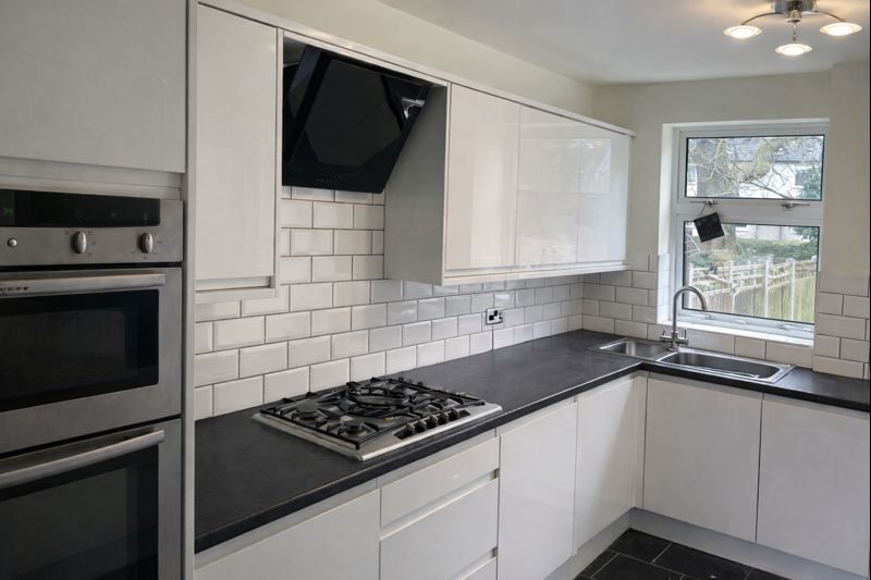 Kitchen after door, extractor and tile change - modern transformation