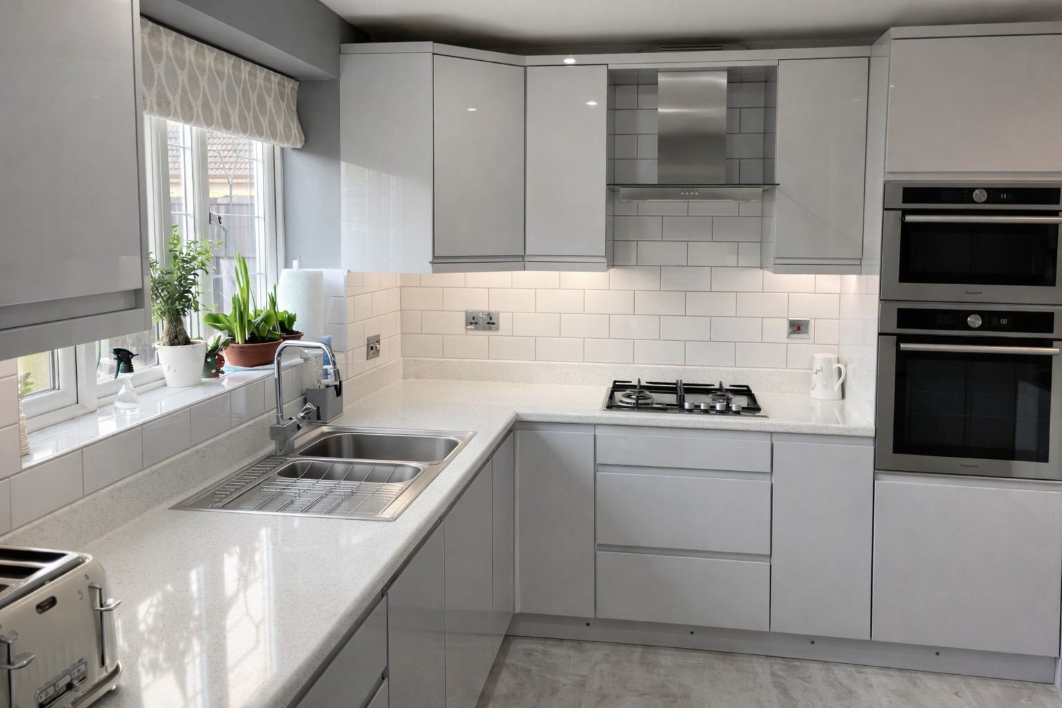 Dove grey gloss kitchen Hertfordshire - Handleless dove grey gloss kitchen with modern design
