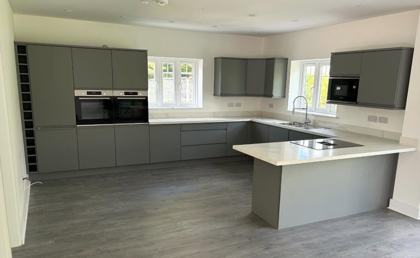 Dust grey handleless kitchen Hertfordshire - Anthracite handleless kitchen with breakfast bar island