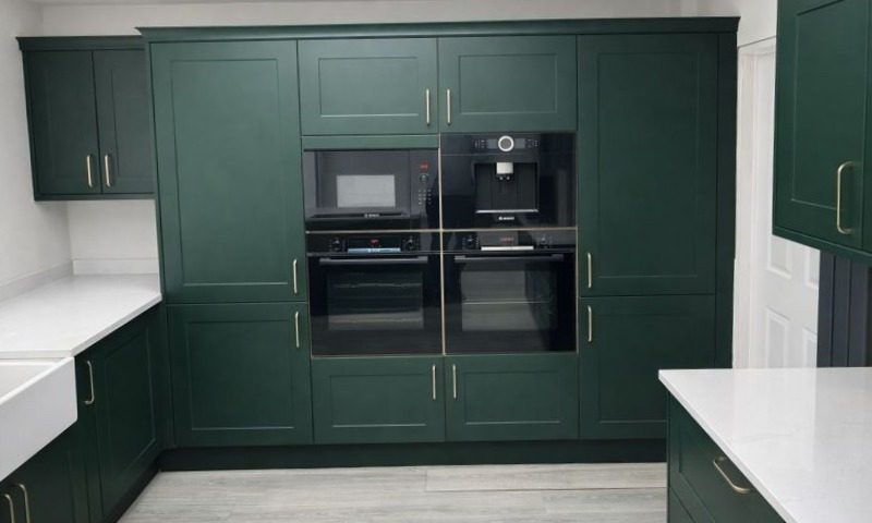 Green painted shaker kitchen - Stylish green shaker kitchen with traditional design elements