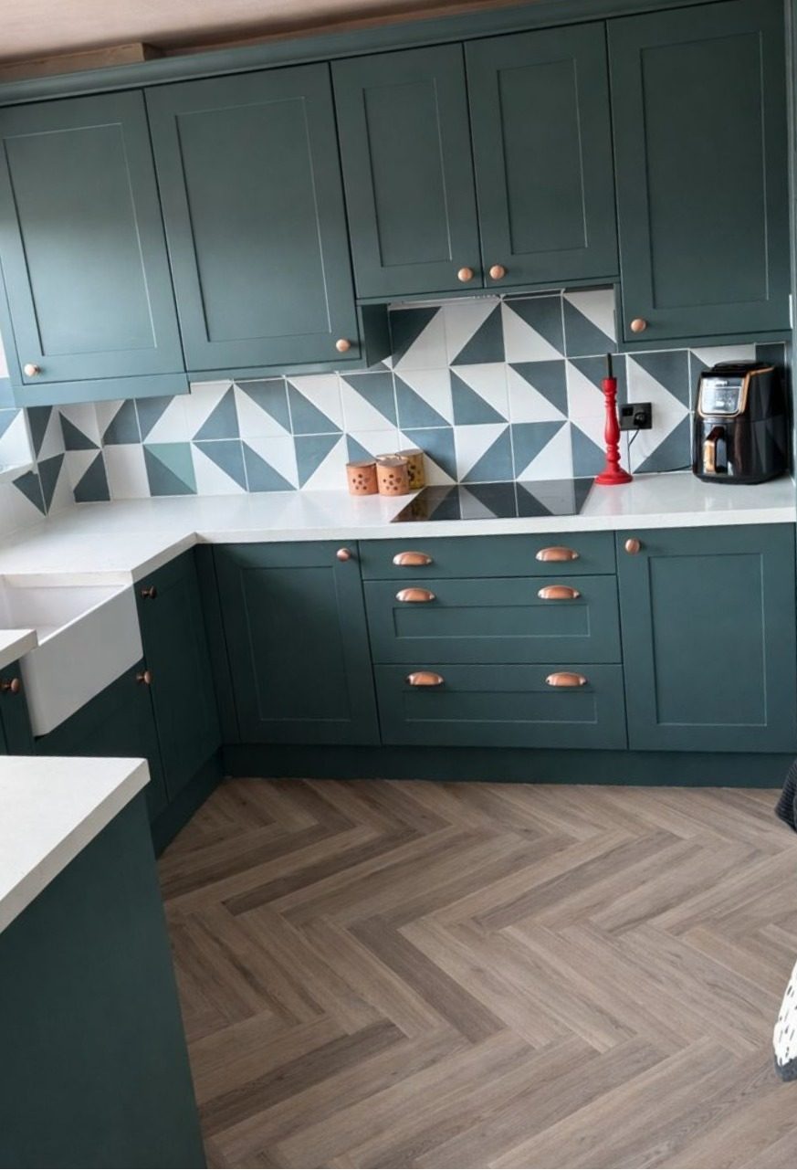 Green shaker kitchen installation - Beautiful green painted shaker kitchen with classic design
