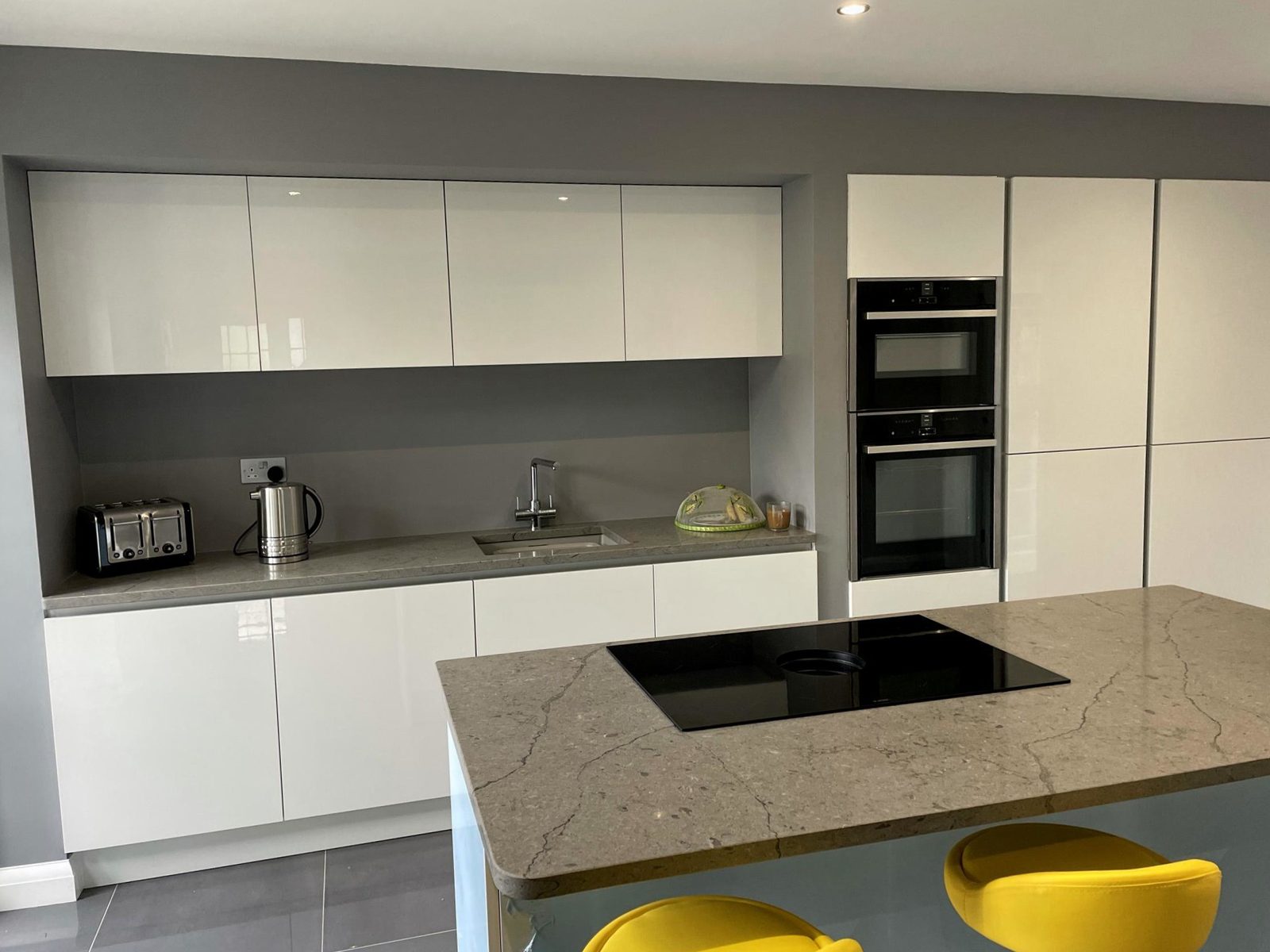 White true handleless kitchen Essex - Modern white true handleless kitchen with sleek integrated handles